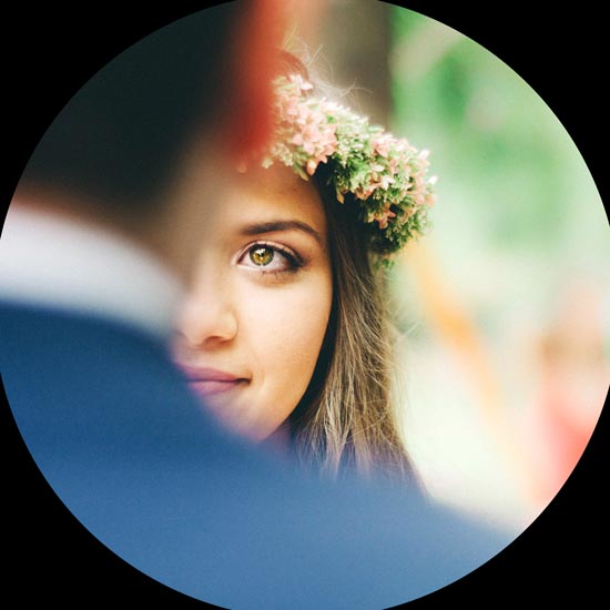 La mariée regarde son époux lors de la cérémonie de mariage